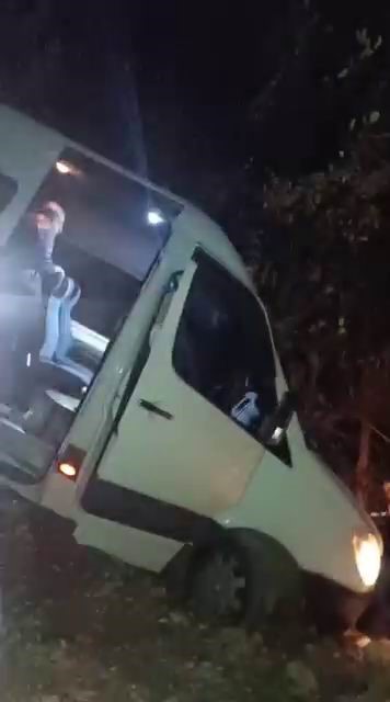 yolcu minibusu sarampolde asili kaldi faciadan donuldu 0