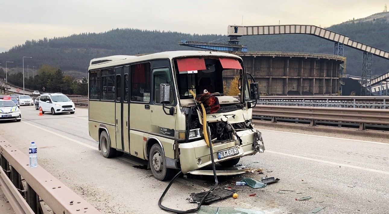 Yolcu minibüsü tır dorsesine çarptı 4 yolcu minibusu tir dorsesine carpti 0 ngj3S7iM