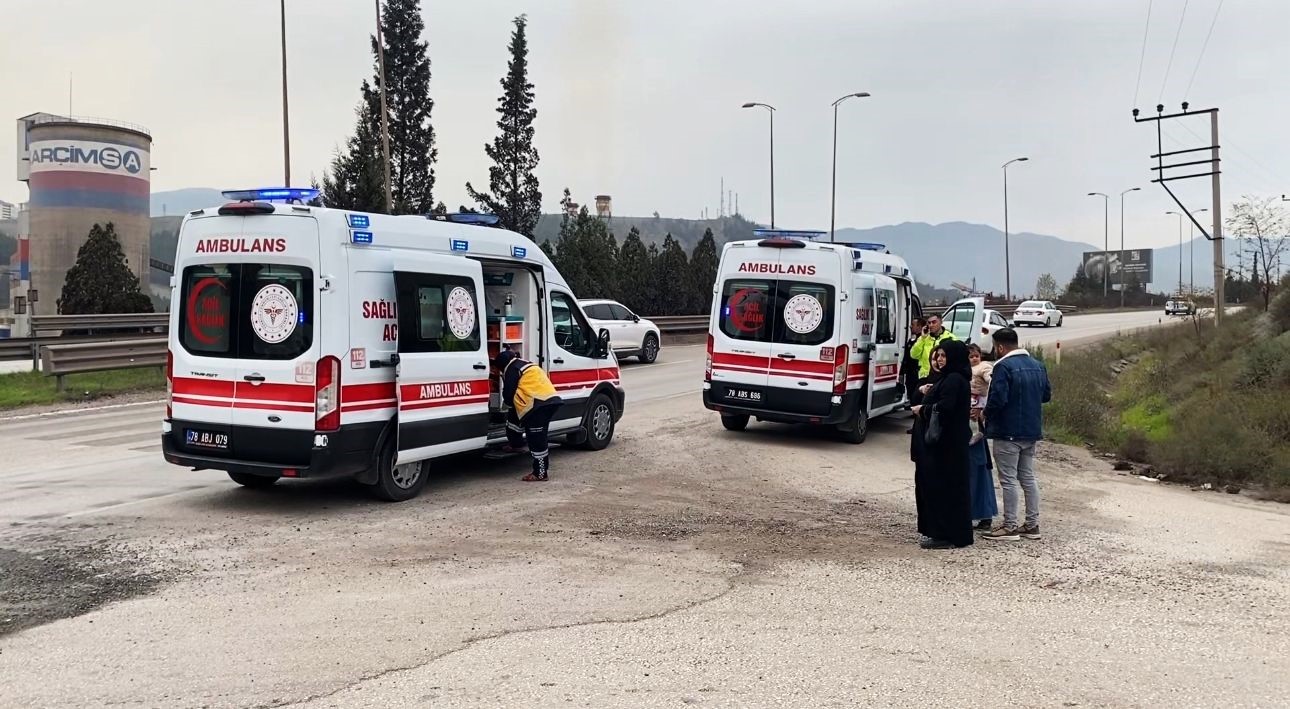 Yolcu minibüsü tır dorsesine çarptı 5 yolcu minibusu tir dorsesine carpti 1 2NY6dq8w