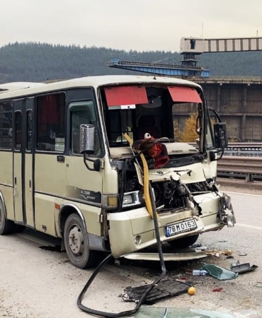 yolcu-minibusu-tir-dorsesine-carpti-JczrJNh7.jpg