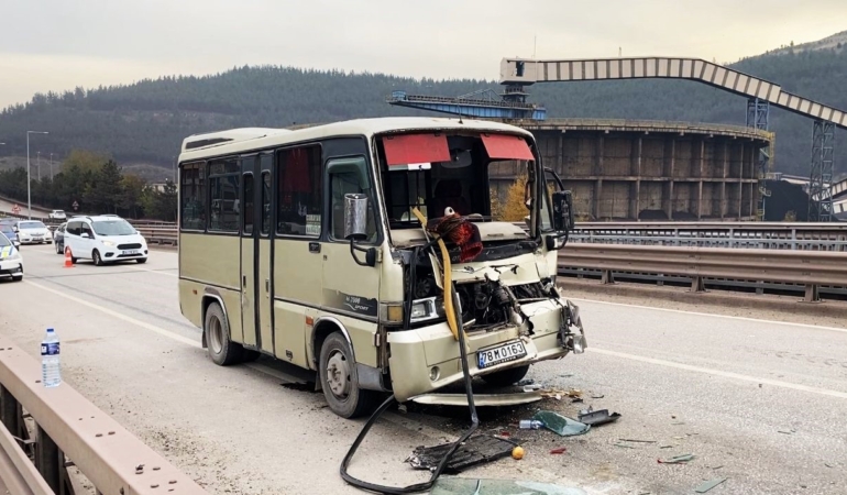 yolcu-minibusu-tir-dorsesine-carpti-JczrJNh7.jpg
