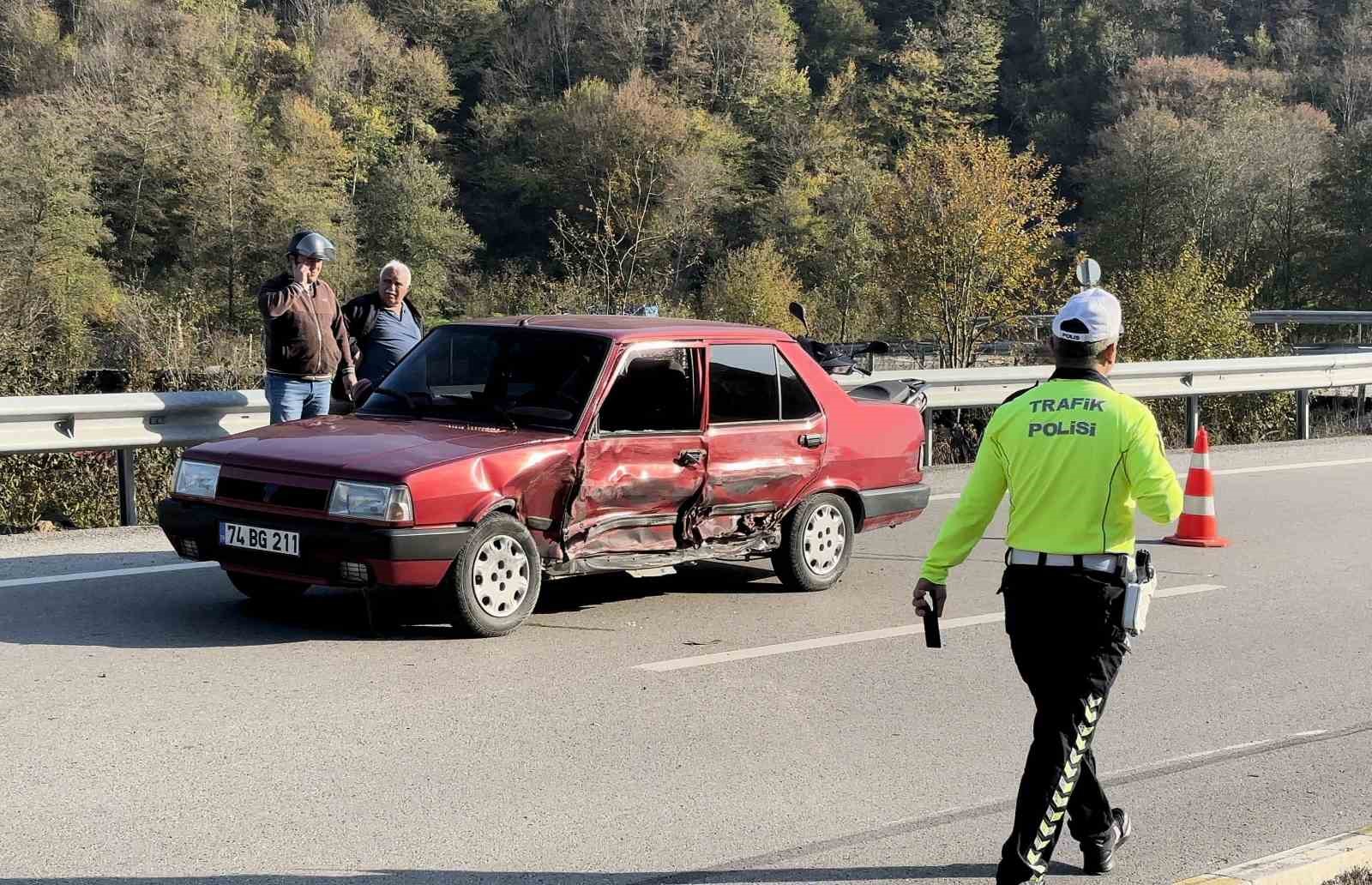 Yolcu minibüsü ve otomobil çarpıştı: 2 yaralı 4 yolcu minibusu ve otomobil carpisti 2 yarali 0