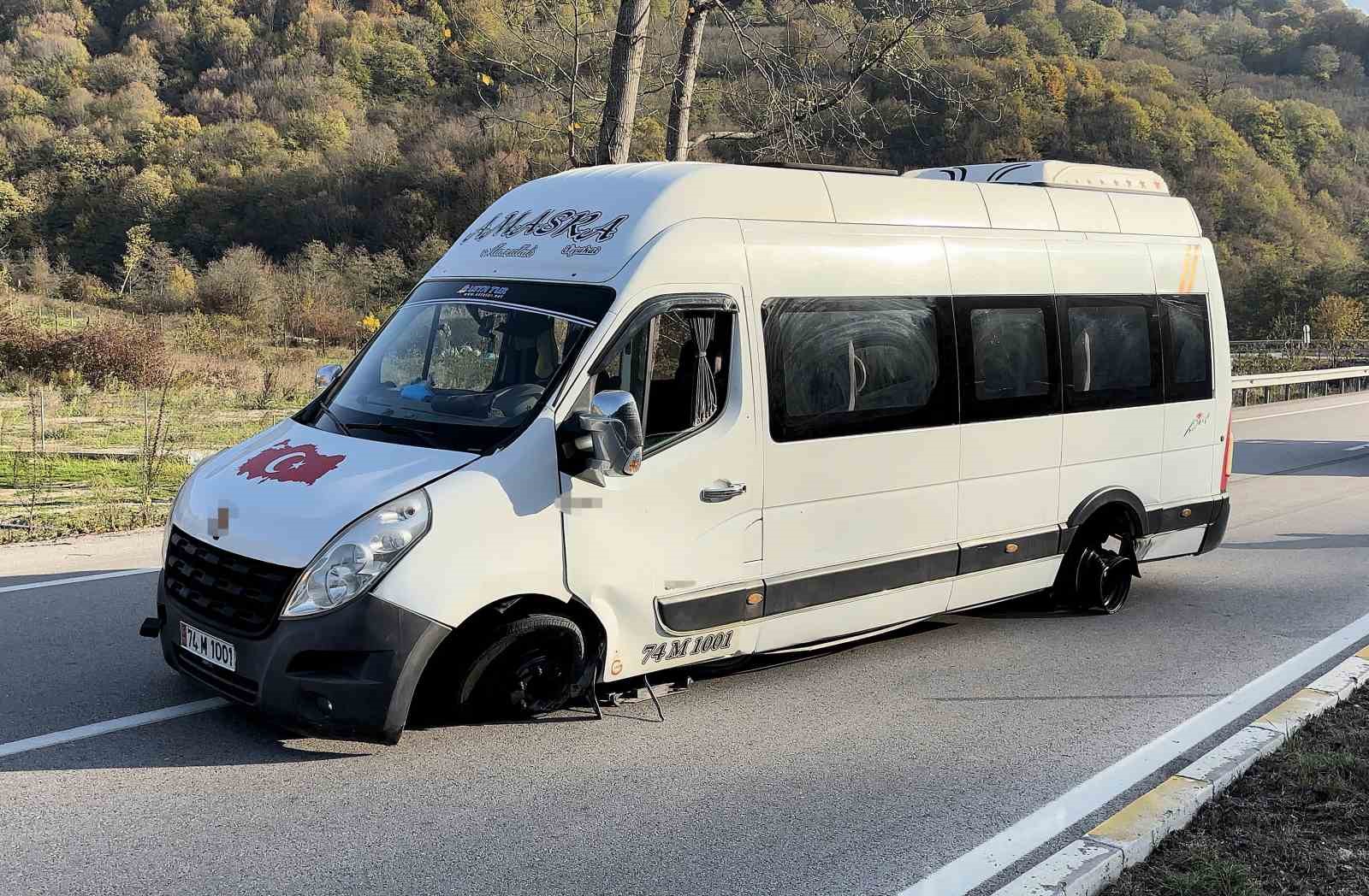 Yolcu minibüsü ve otomobil çarpıştı: 2 yaralı 5 yolcu minibusu ve otomobil carpisti 2 yarali 1 Xdeqikzz