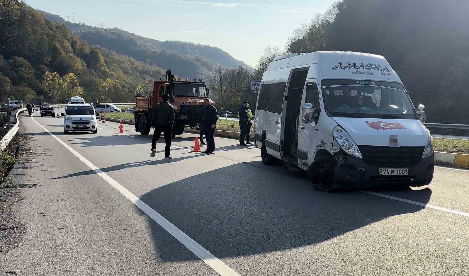 Yolcu minibüsü ve otomobil çarpıştı: 2 yaralı 6 yolcu minibusu ve otomobil carpisti 2 yarali 2 lKYutrkS