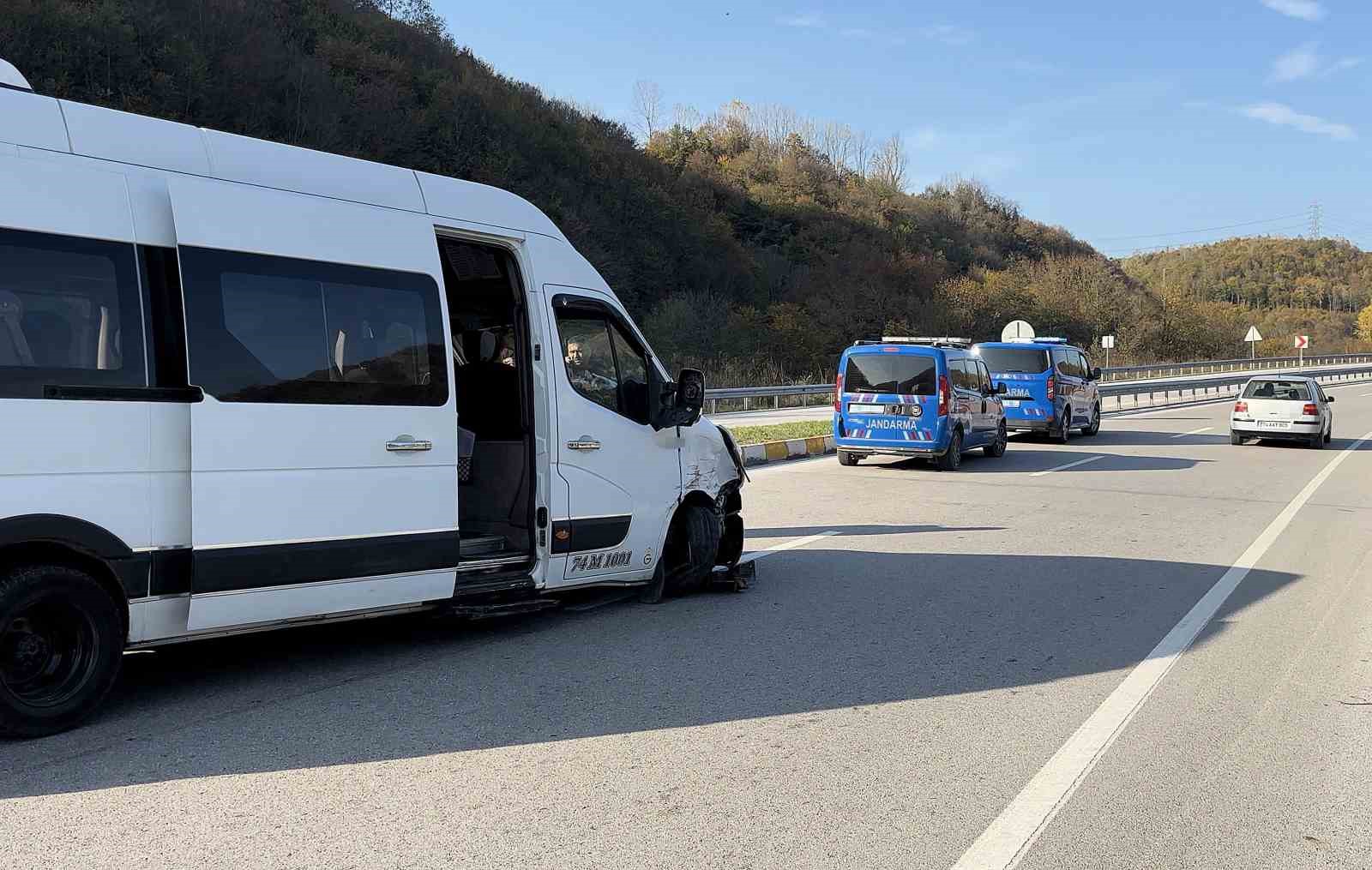 Yolcu minibüsü ve otomobil çarpıştı: 2 yaralı 8 yolcu minibusu ve otomobil carpisti 2 yarali 4 s8likEZp