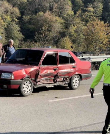 yolcu-minibusu-ve-otomobil-carpisti-2-yarali-iLlSC2Tc.jpg