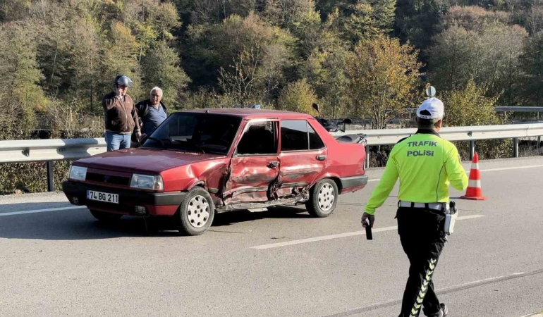 yolcu-minibusu-ve-otomobil-carpisti-2-yarali-iLlSC2Tc.jpg