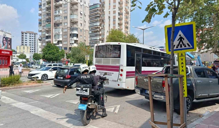 yolcu-minibusunun-yaya-gecidinde-carptigi-genc-kiz-oldu-d963dD9r.jpg