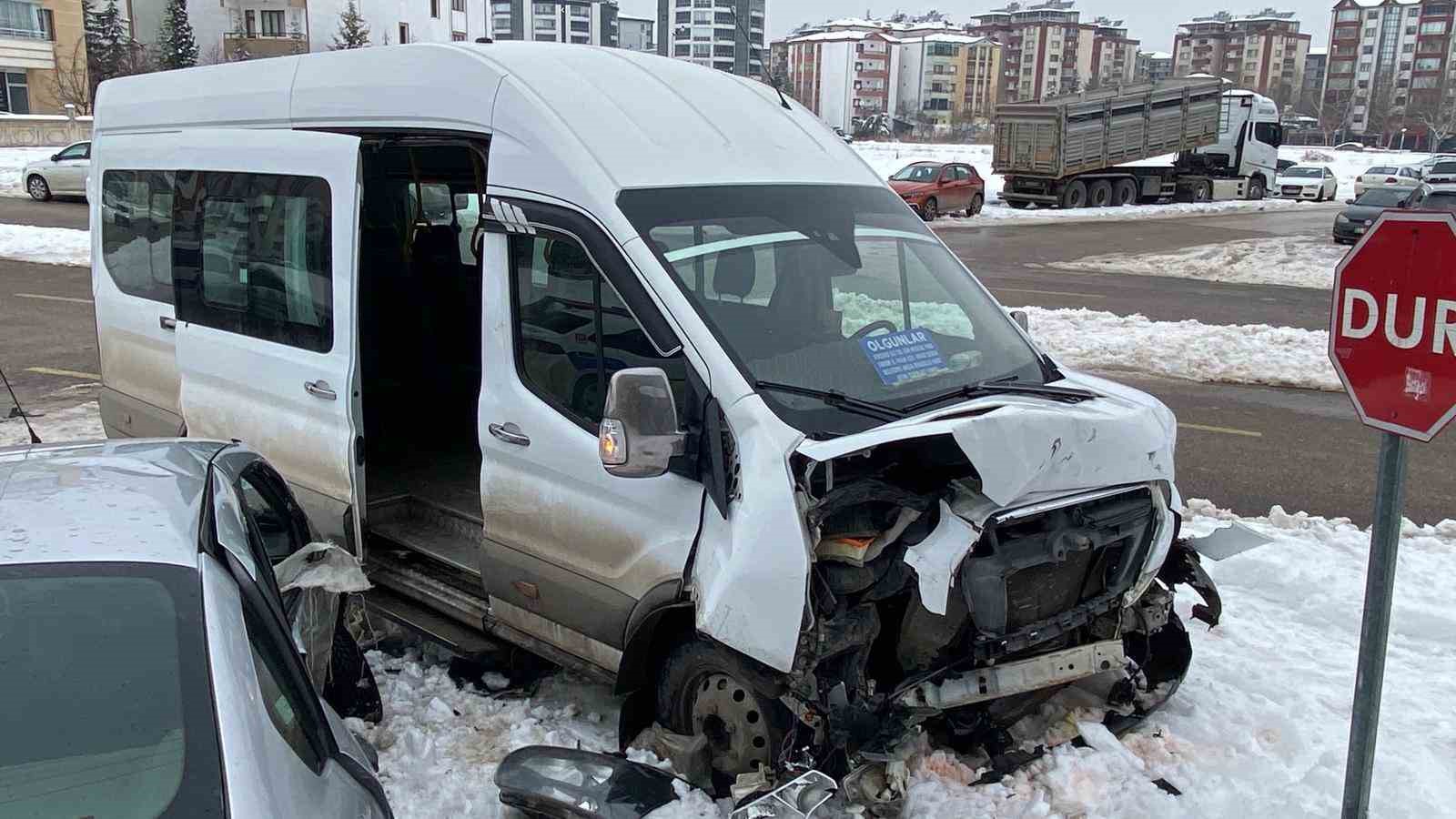 yolcu minibusuyle otomobil carpisti 4 yarali 1 QDgjHVu8