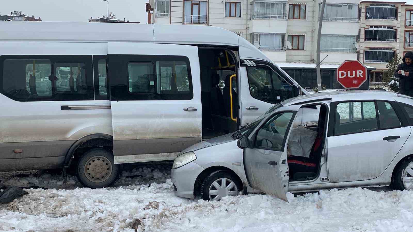 yolcu minibusuyle otomobil carpisti 4 yarali 2 p6kbU5YH