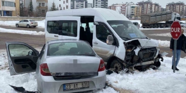 yolcu-minibusuyle-otomobil-carpisti-4-yarali-tivB8zP1.jpg