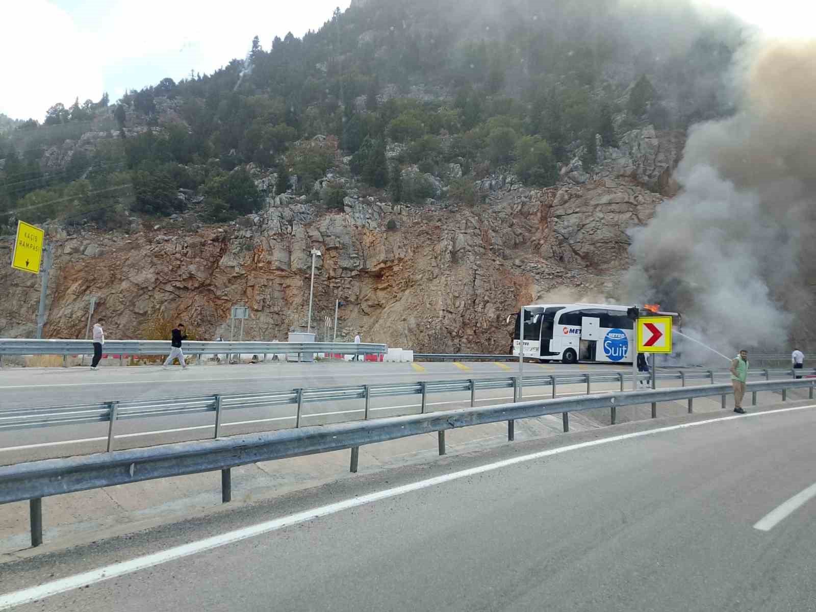 yolcu otobusu alev aldi 0 M8bhz3lZ