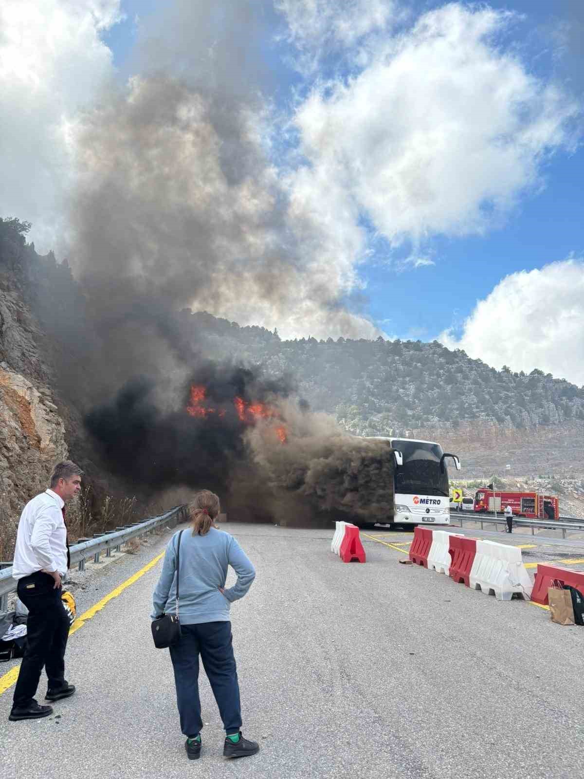 yolcu otobusu alev aldi 1 MJITMmPB