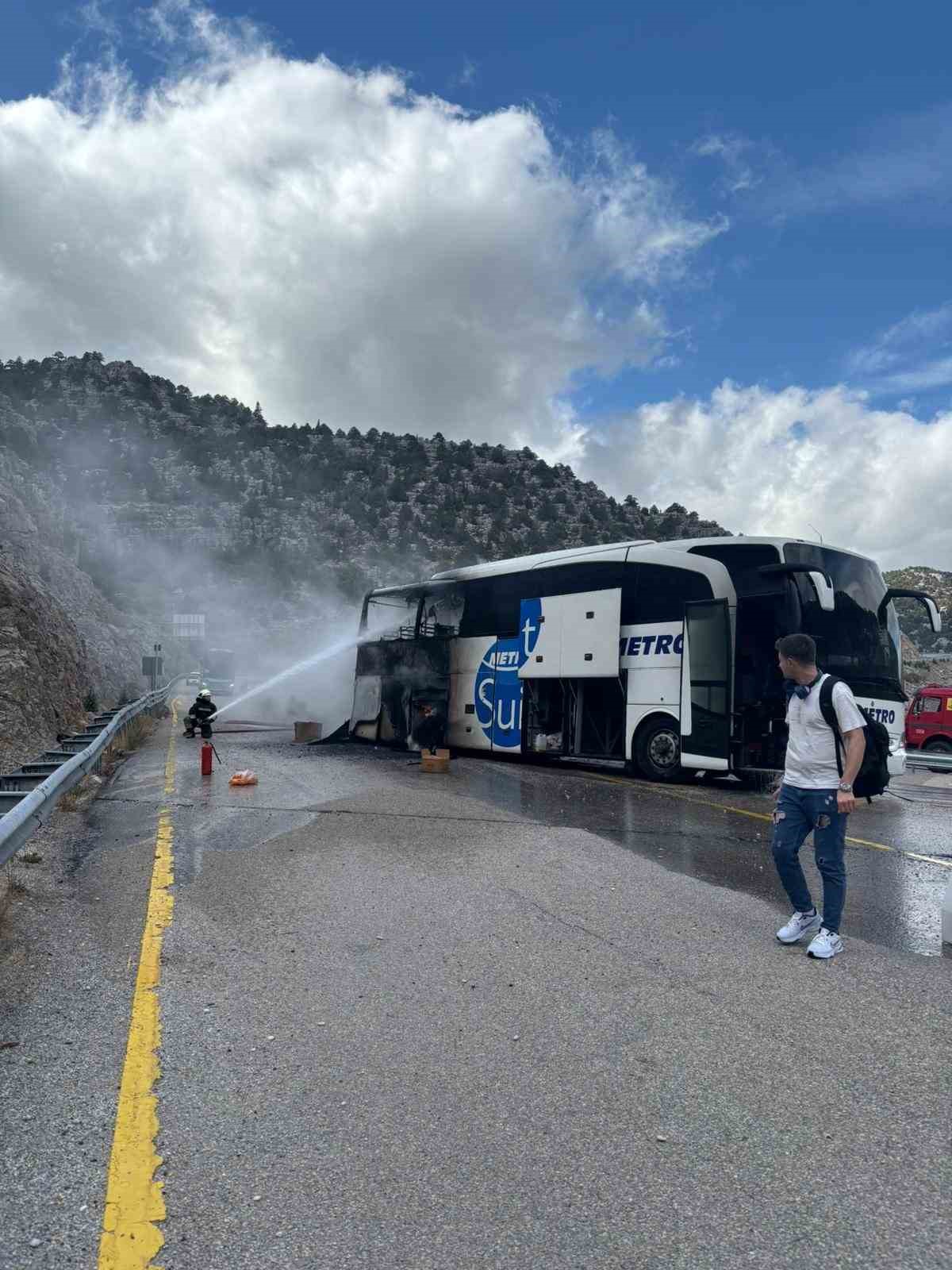 yolcu otobusu alev aldi 2 9ed8C1LV