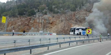 yolcu-otobusu-alev-aldi-Hx9lAFRl.jpg
