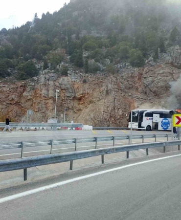yolcu-otobusu-alev-aldi-Hx9lAFRl.jpg