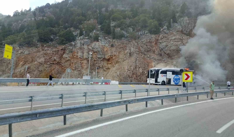 yolcu-otobusu-alev-aldi-Hx9lAFRl.jpg
