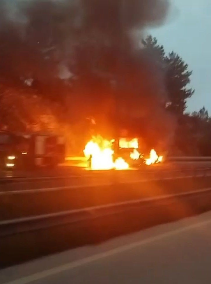 Yolcu otobüsü alev alev yandı 4 yolcu otobusu alev alev yandi 0 j1vBUZU3