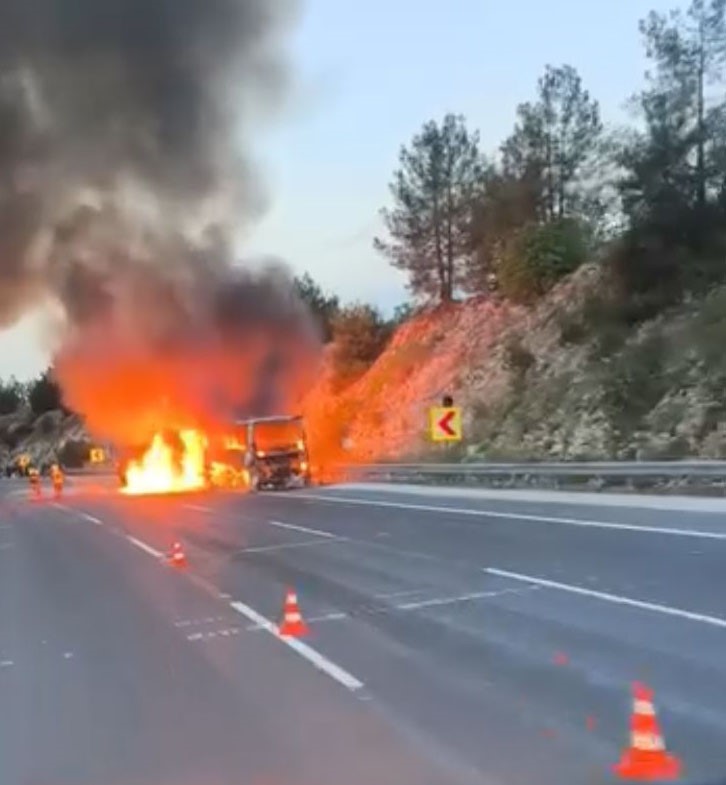 Yolcu otobüsü alev alev yandı 5 yolcu otobusu alev alev yandi 1
