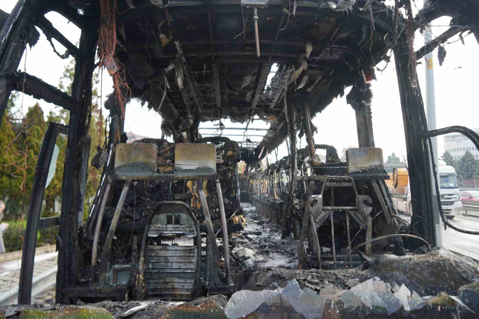 yolcu otobusu alevlere teslim oldu arac demir yiginina dondu 1 VYGAOfDK