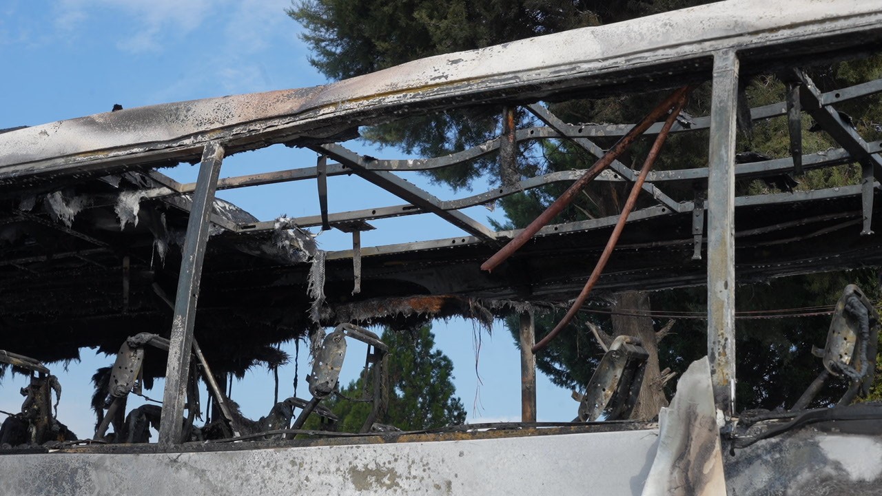 yolcu otobusu alevlere teslim oldu arac demir yiginina dondu 2 HCApvEBR
