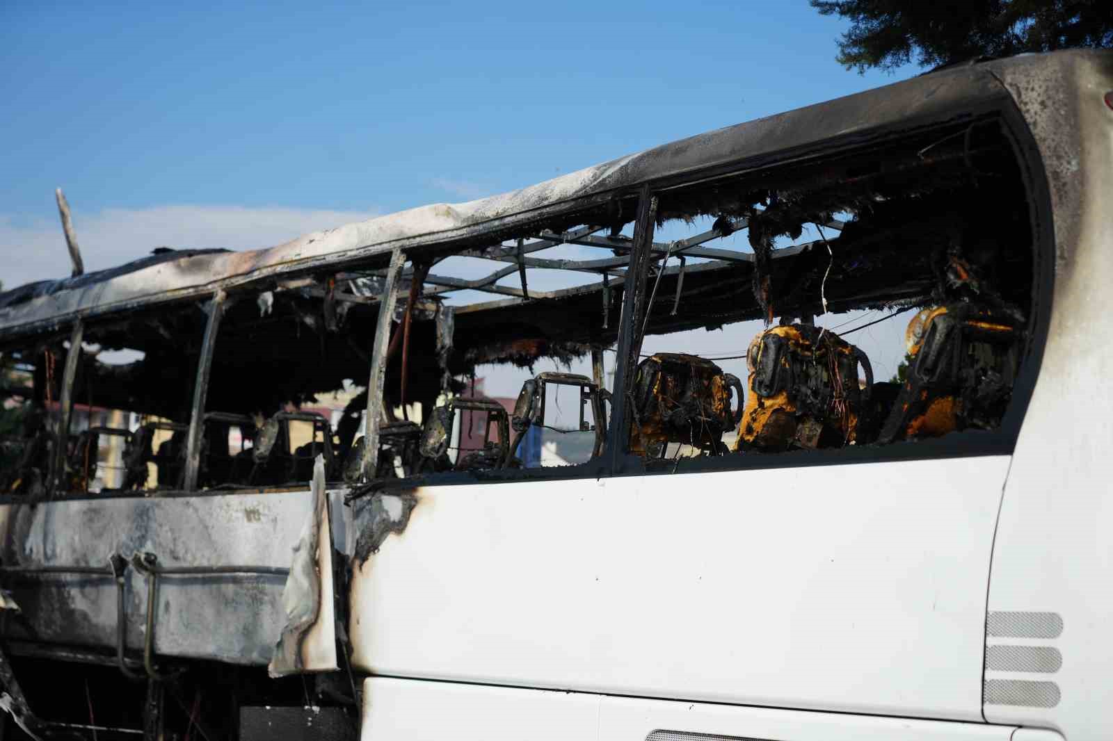 yolcu otobusu alevlere teslim oldu arac demir yiginina dondu 3 5FTM6D8g