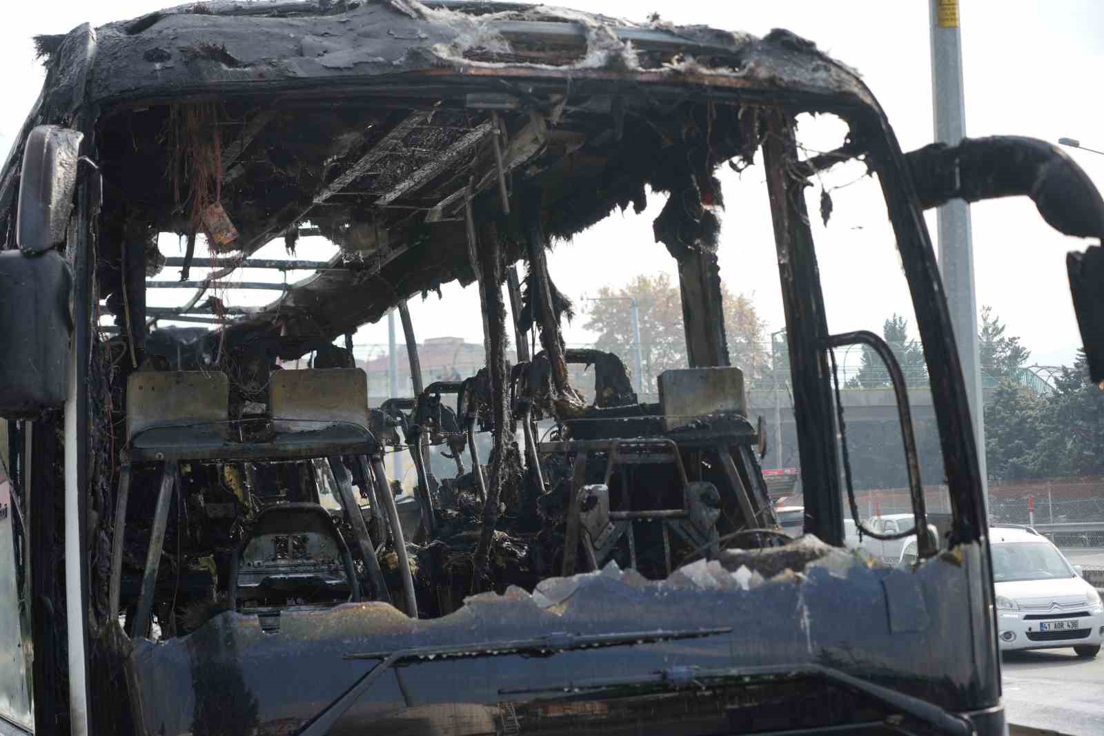 yolcu otobusu alevlere teslim oldu arac demir yiginina dondu 4