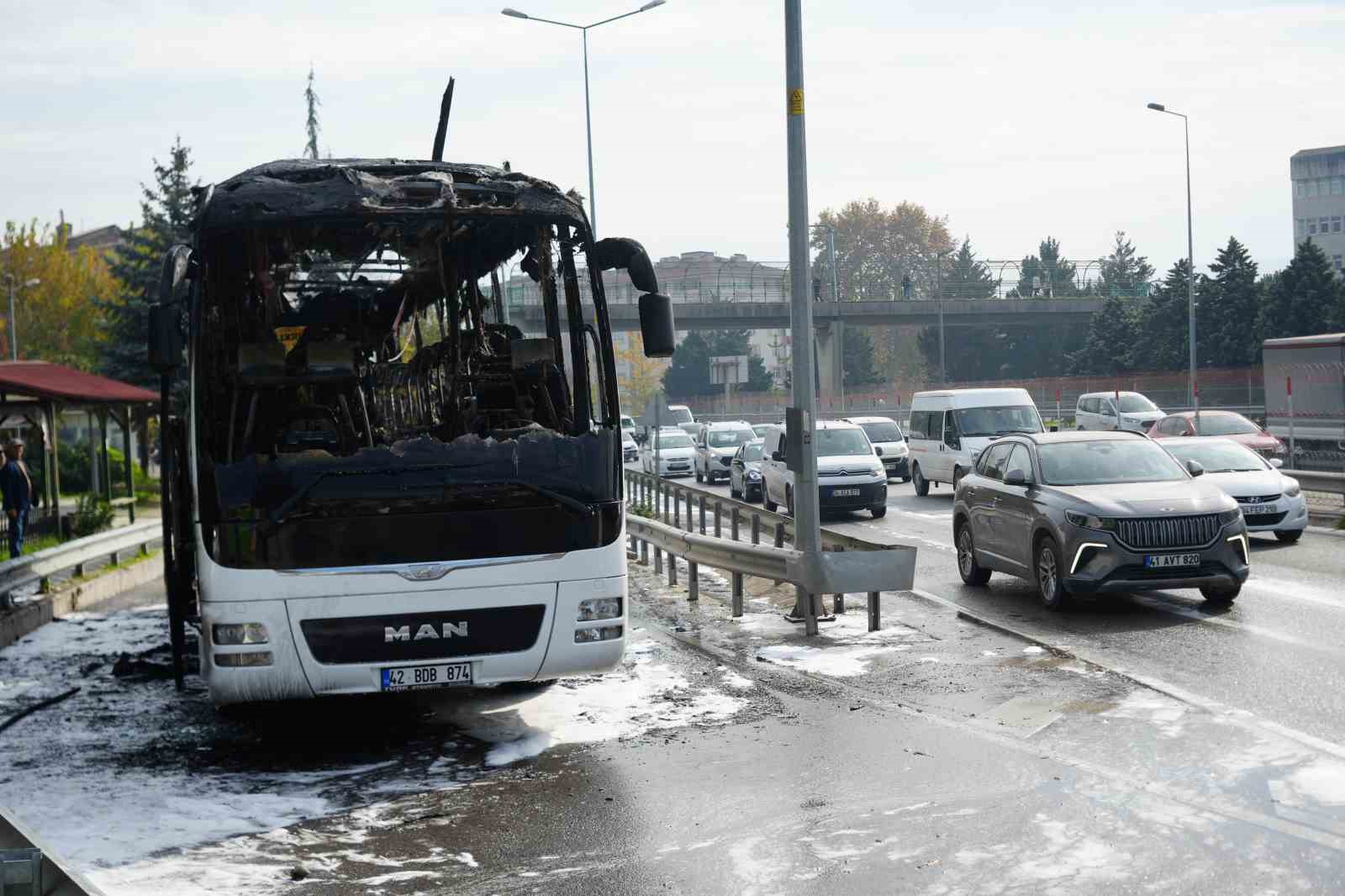 yolcu otobusu alevlere teslim oldu arac demir yiginina dondu 5 uSMGUb76