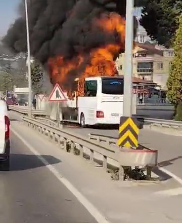 yolcu otobusu alevlere teslim oldu arac demir yiginina dondu 6 sCkhTJbs