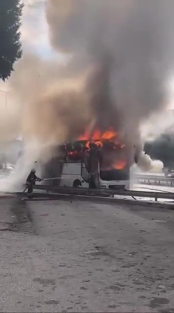 yolcu otobusu alevlere teslim oldu arac demir yiginina dondu 8 ZOElwXLQ