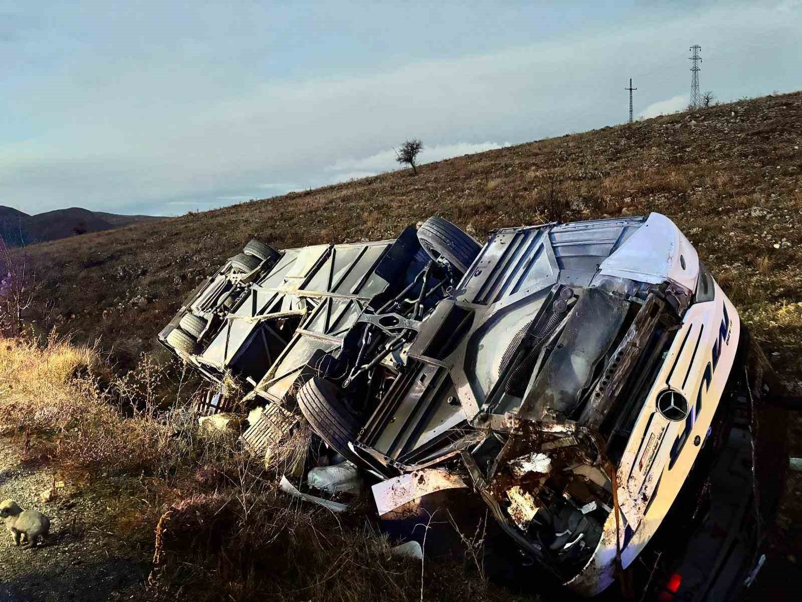 yolcu otobusu devrildi 2 olu 21 yarali 0 jqHmTajm