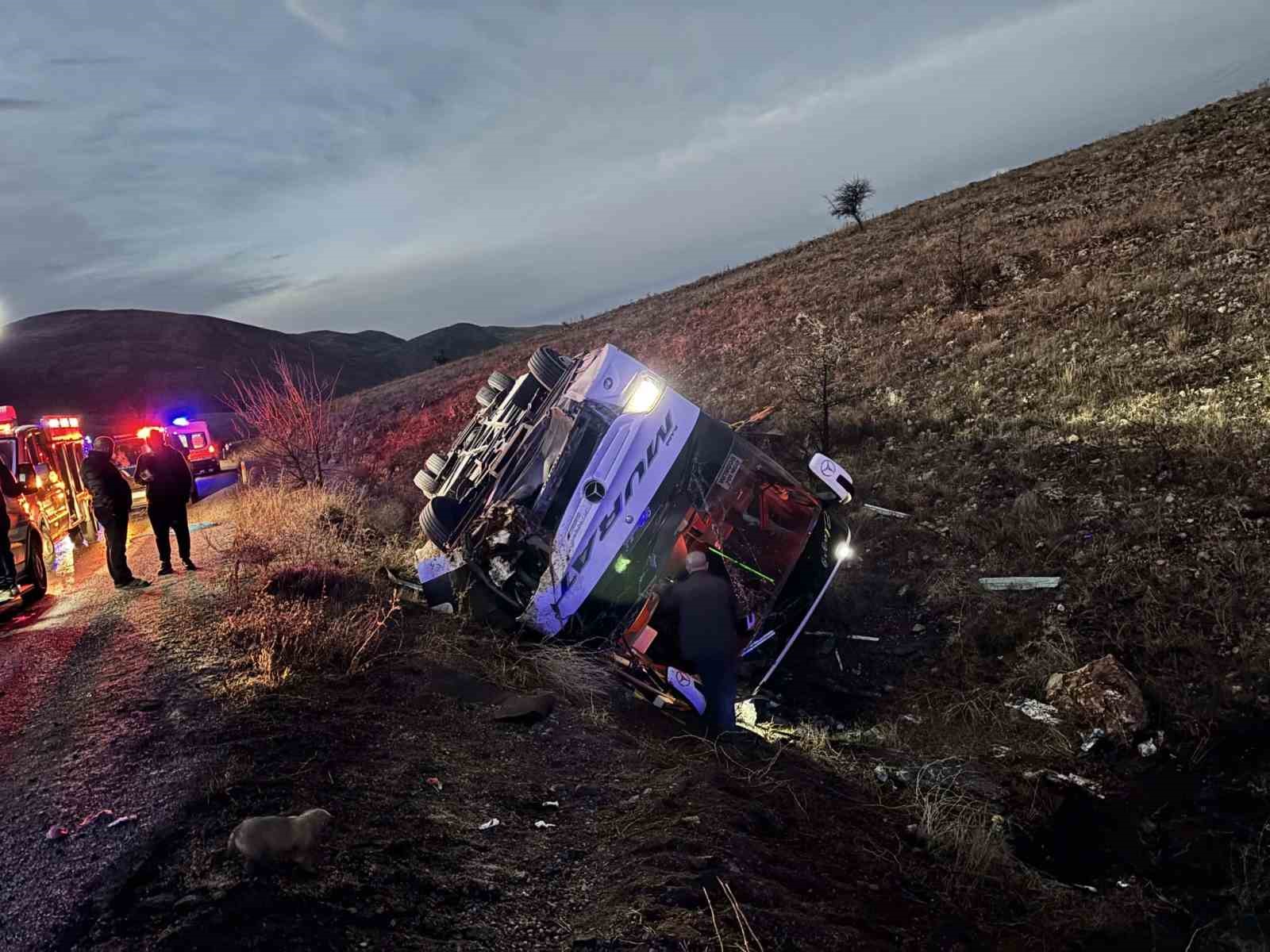 yolcu otobusu devrildi 2 olu 21 yarali 1 f1jBaRd2