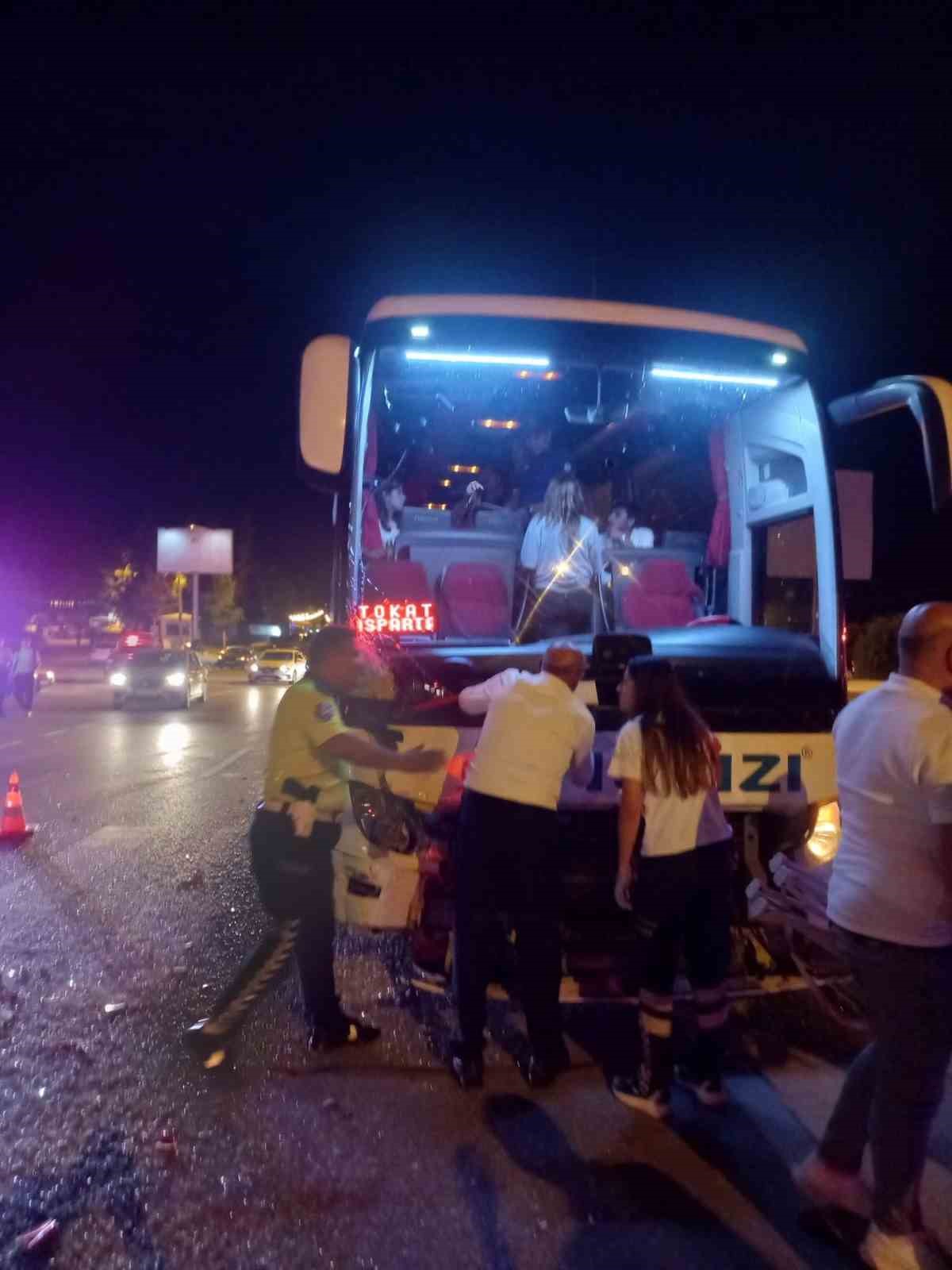 yolcu otobusu ile hafif ticari arac carpisti 3 yarali 1
