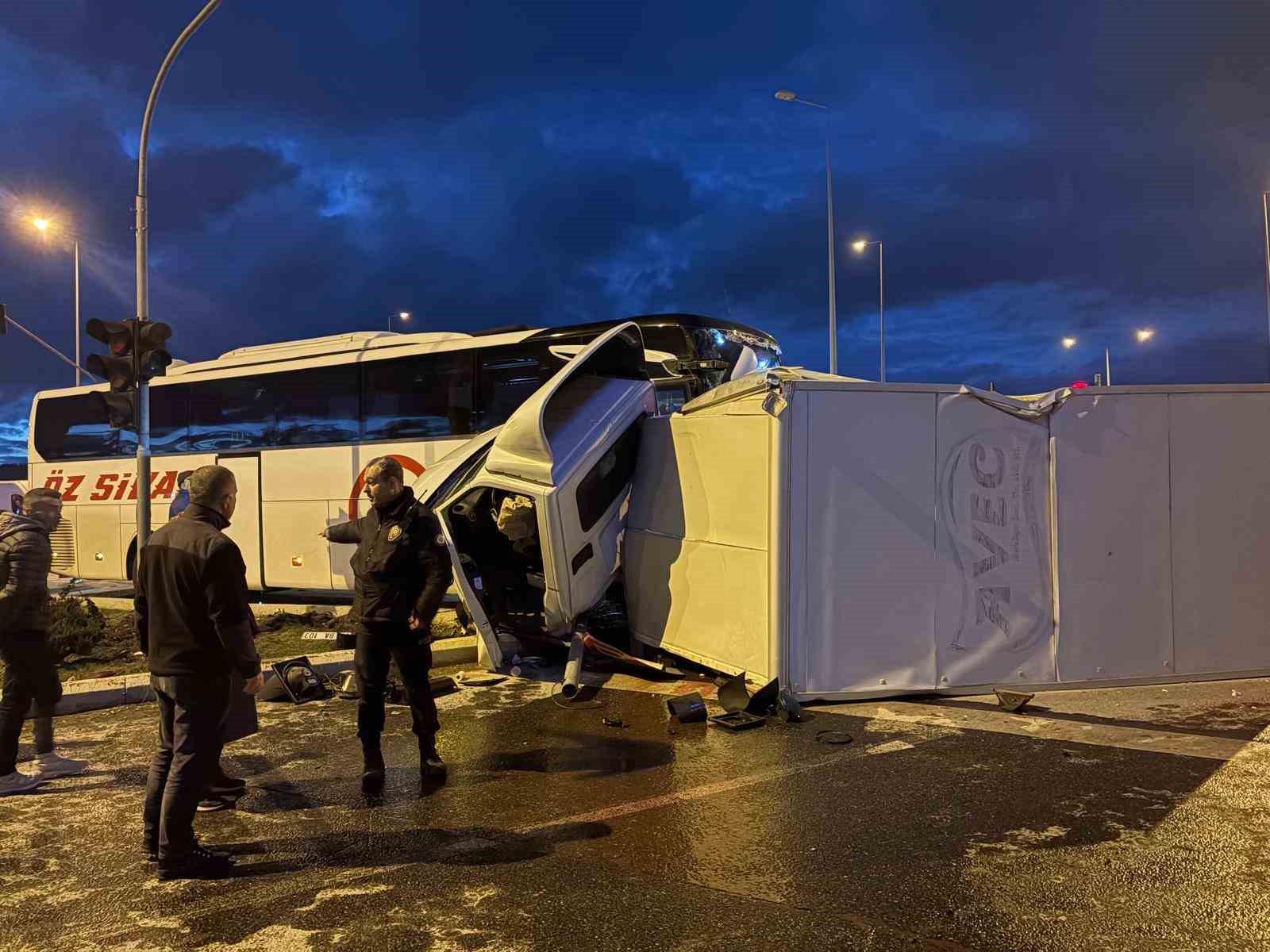 yolcu otobusu ile kamyonet carpisti 5 yarali 0 8CmkicRS