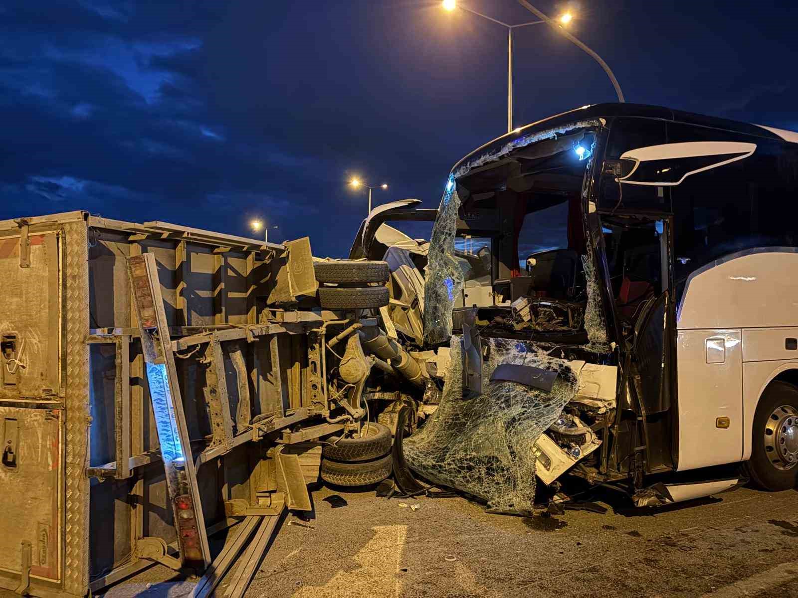 yolcu otobusu ile kamyonet carpisti 5 yarali 1 ZQElpNir