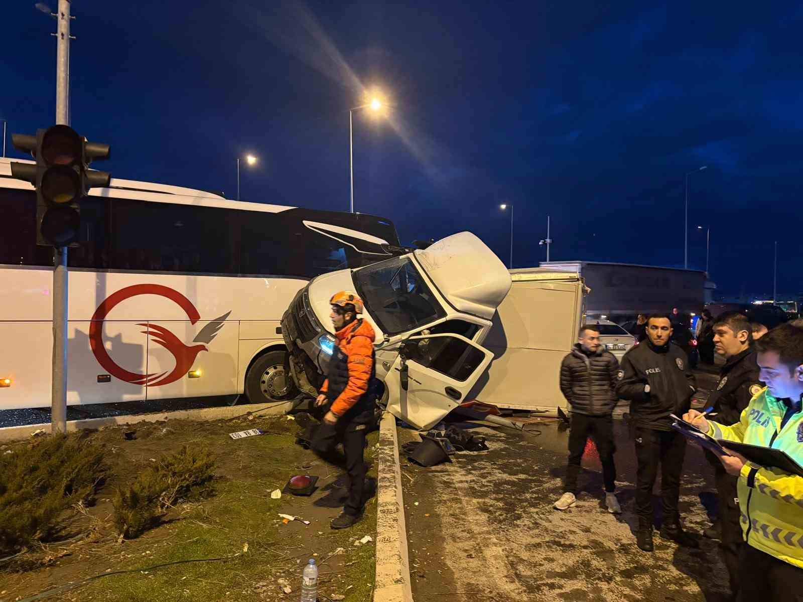 yolcu otobusu ile kamyonet carpisti 5 yarali 2 BzzEgjjB