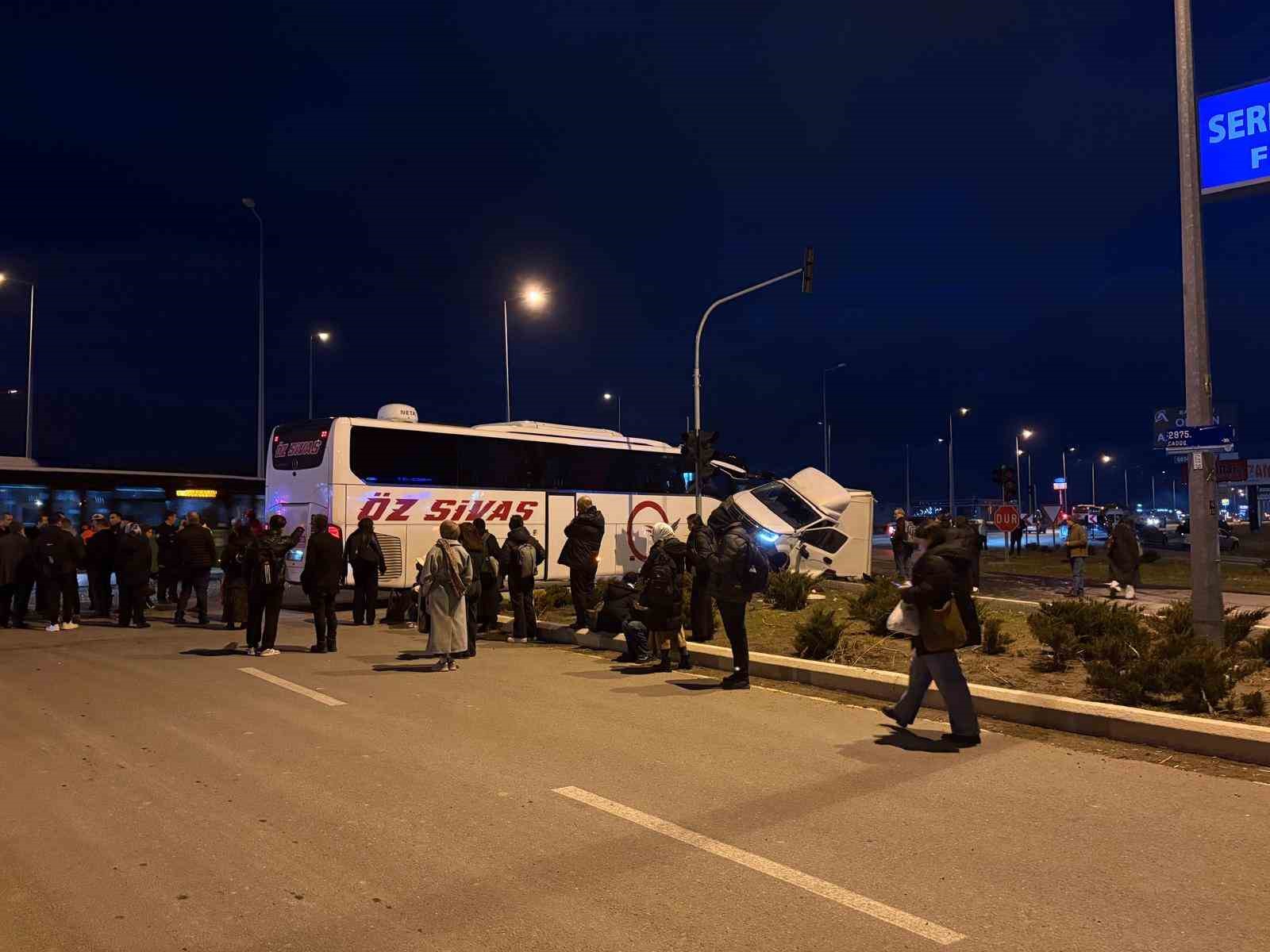 yolcu otobusu ile kamyonet carpisti 5 yarali 3 uiWSZBBf