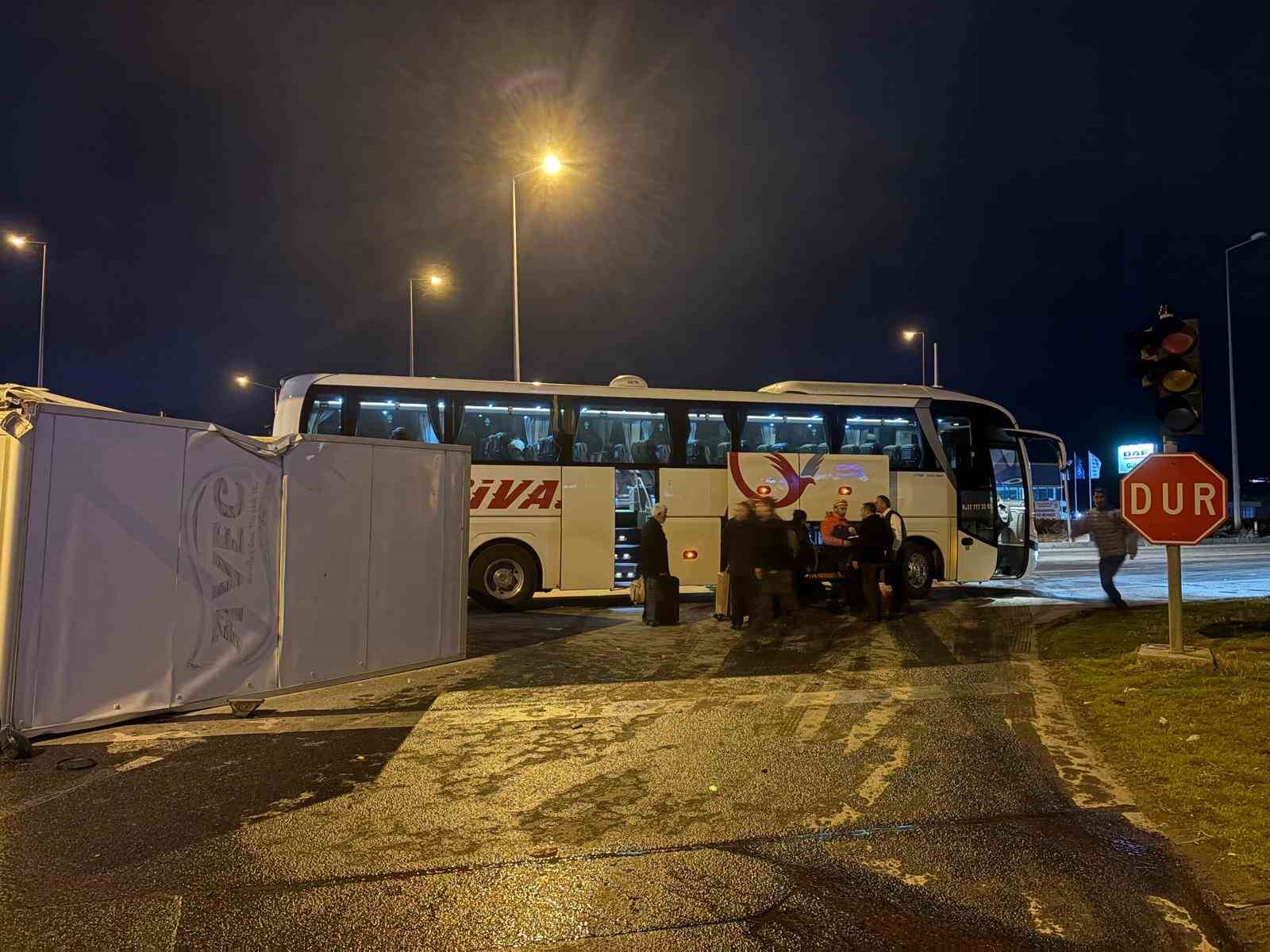 yolcu otobusu ile kamyonet carpisti 5 yarali 4 PW54uYE5