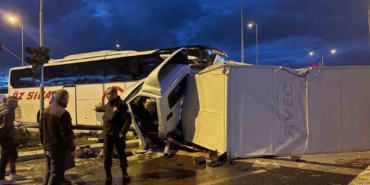 yolcu-otobusu-ile-kamyonet-carpisti-5-yarali-7O8jpzap.jpg