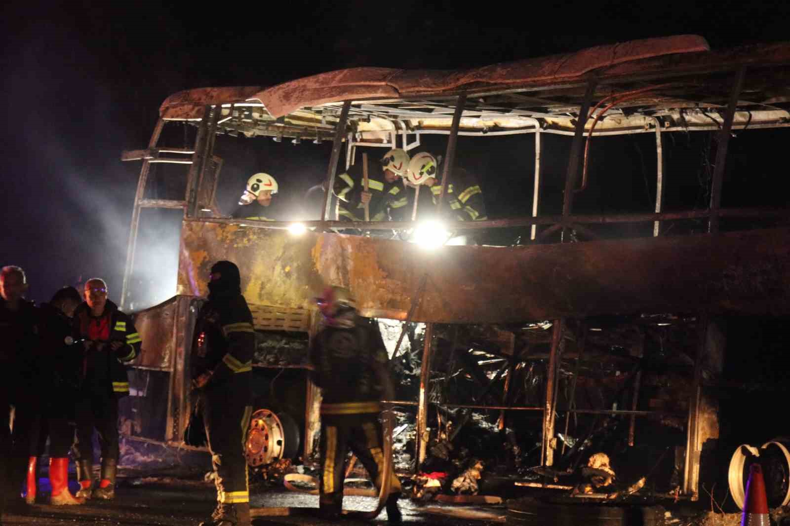 yolcu otobusu kazasinda aci bilanco 7 olu 1i agir 33 yarali 2 qvA8bJVW