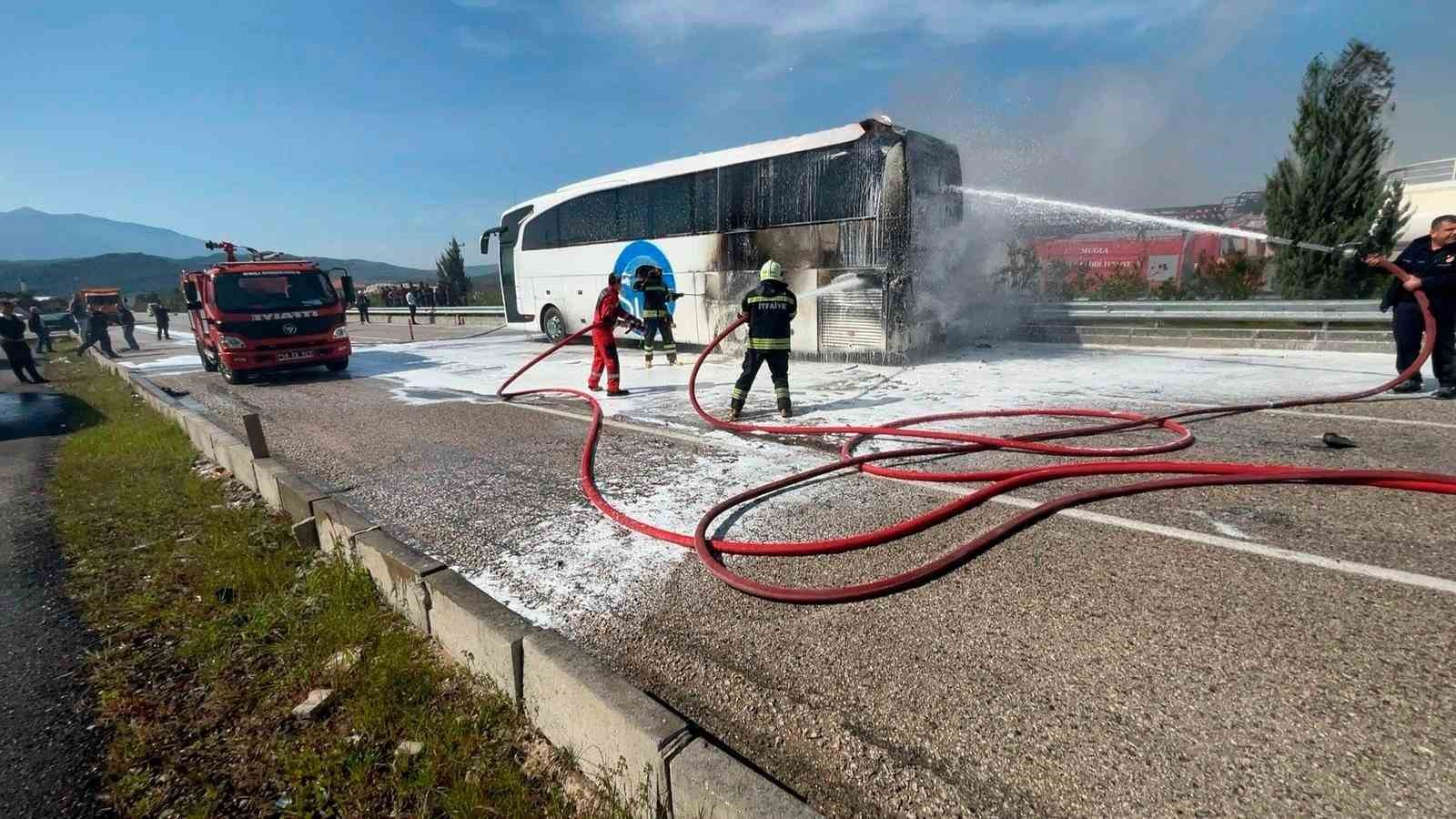 yolcu otobusu yandi bagajdaki 3 tavuk telef oldu 4 g2vSMtnF