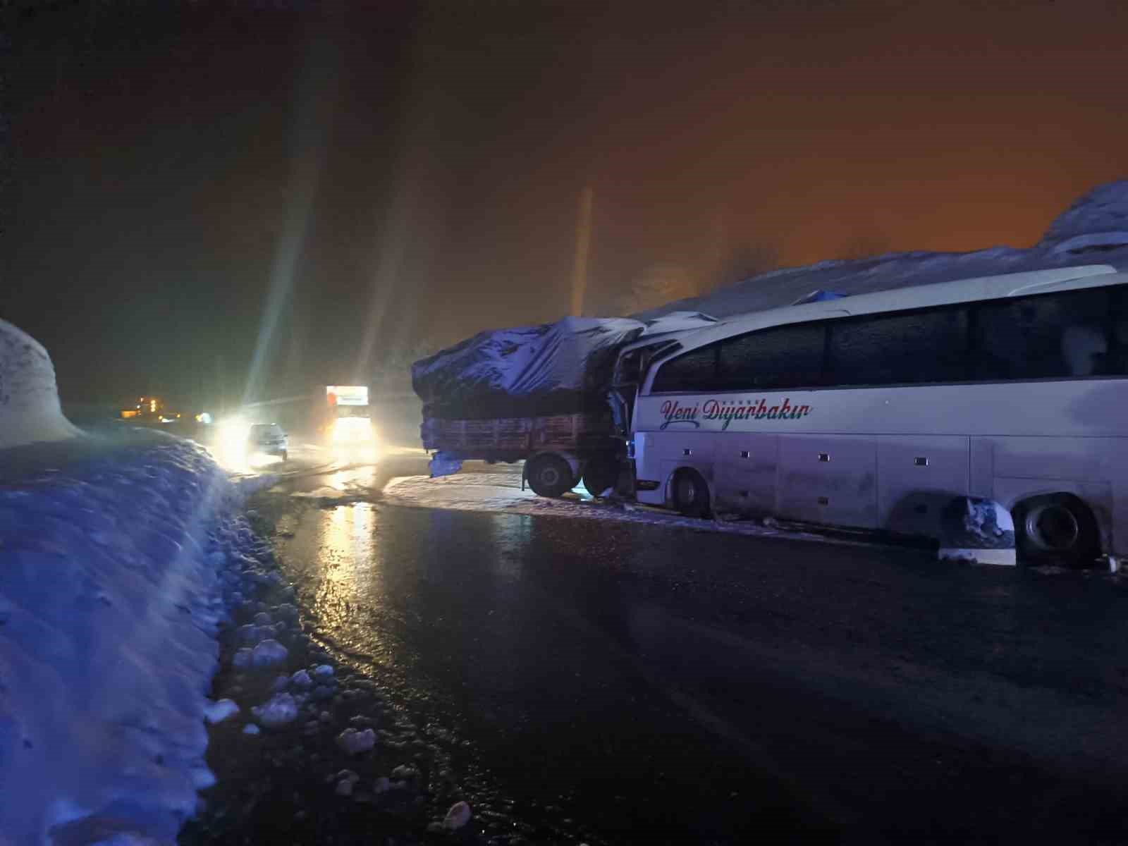 Yolcu otobüsü yolu kapatan tıra çarptı: 3 yaralı 4 yolcu otobusu yolu kapatan tira carpti 3 yarali 0 CqOJpD5b