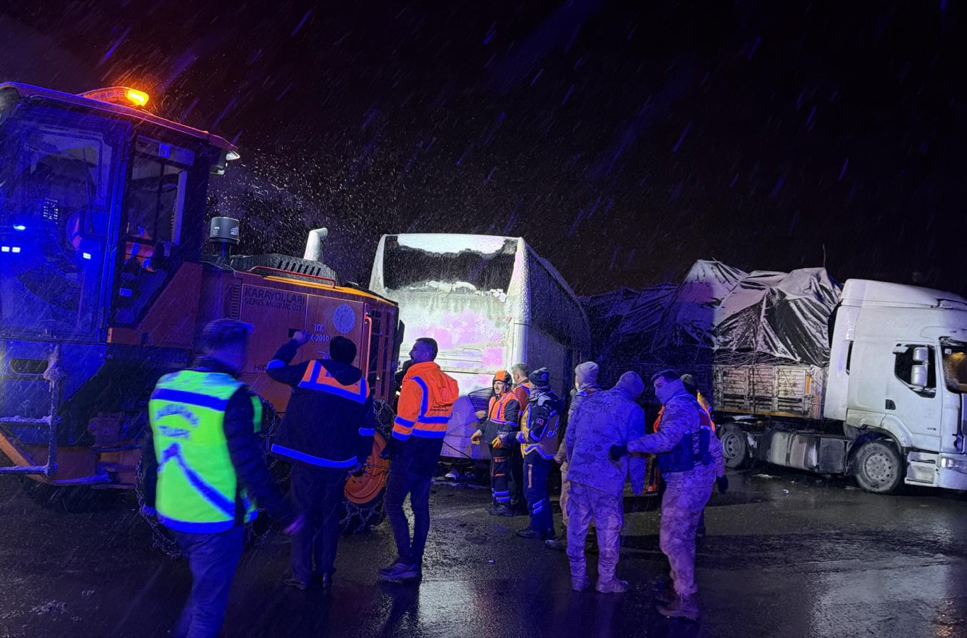 Yolcu otobüsü yolu kapatan tıra çarptı: 3 yaralı 5 yolcu otobusu yolu kapatan tira carpti 3 yarali 1 38DgM9i9