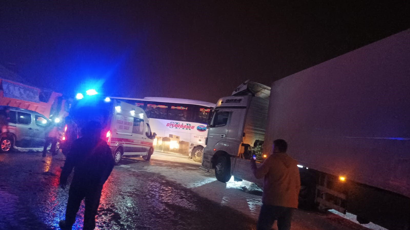 Yolcu otobüsü yolu kapatan tıra çarptı: 3 yaralı 6 yolcu otobusu yolu kapatan tira carpti 3 yarali 2 cdnaOeOI