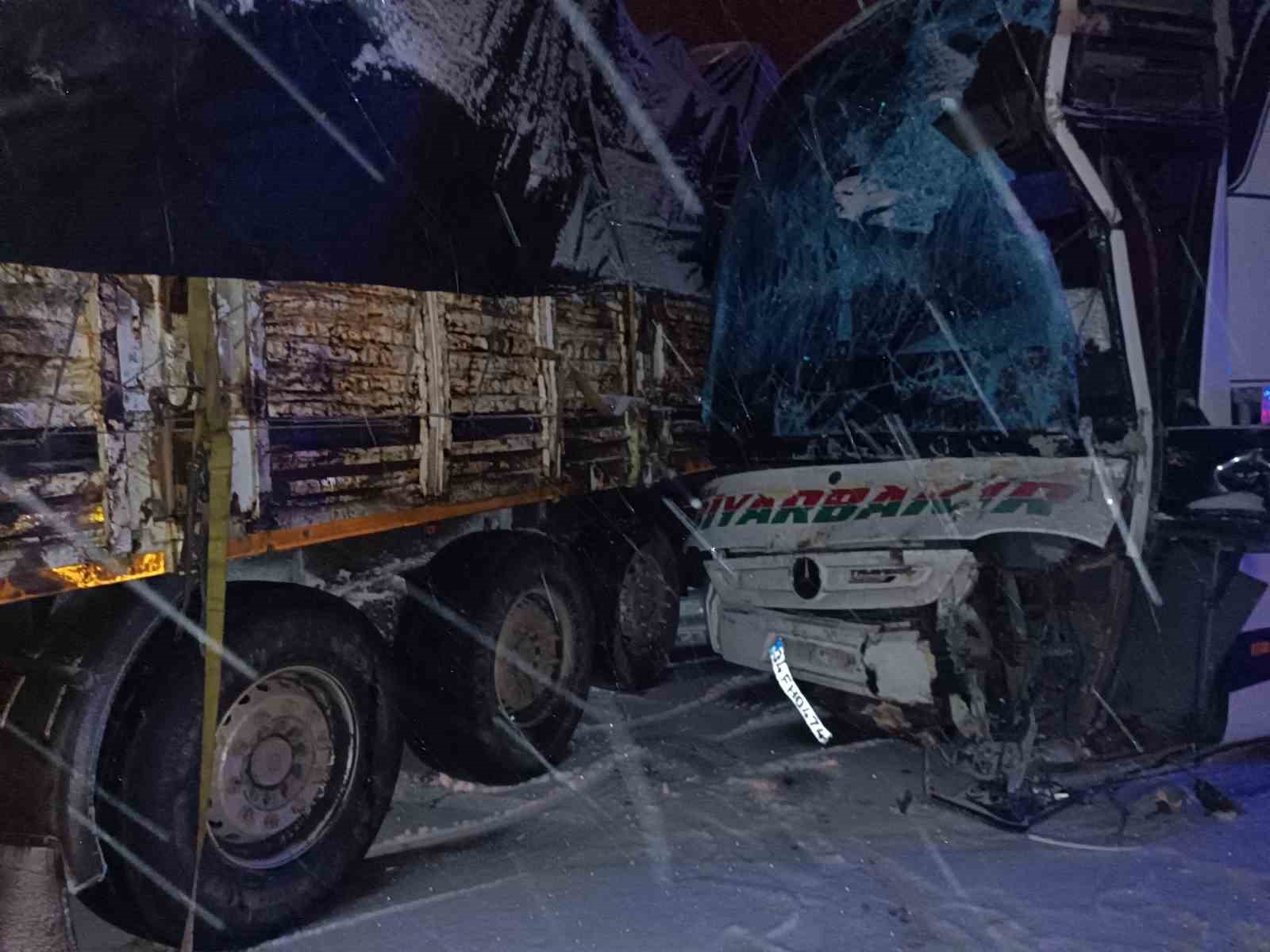 Yolcu otobüsü yolu kapatan tıra çarptı: 3 yaralı 7 yolcu otobusu yolu kapatan tira carpti 3 yarali 3 enqqmJp7