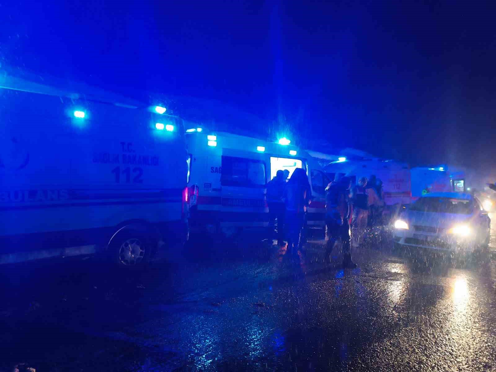 Yolcu otobüsü yolu kapatan tıra çarptı: 3 yaralı 8 yolcu otobusu yolu kapatan tira carpti 3 yarali 4