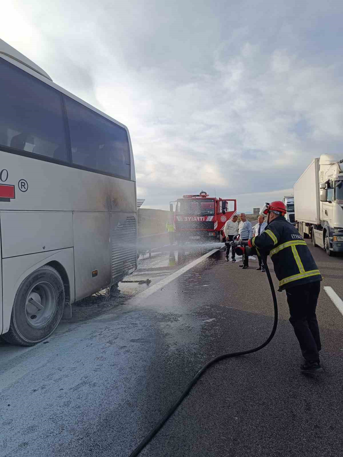 Yolcu otobüsünün motor kısmından alevler yükseldi 5 yolcu otobusunun motor kismindan alevler yukseldi 1 4MpfpGAv