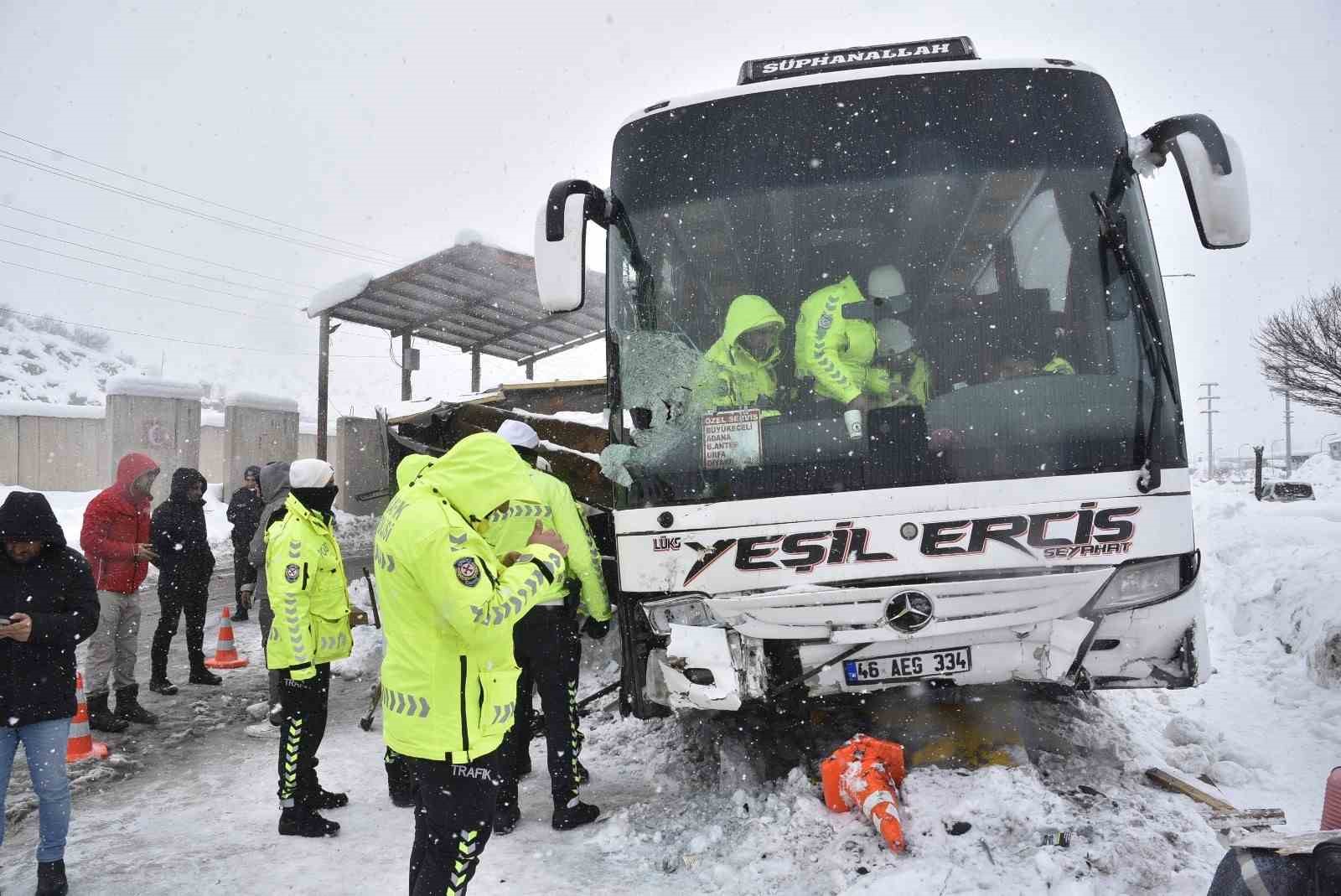 yolcu otobusunun polis noktasina carpma ani goruntuleri ortaya cikti 0