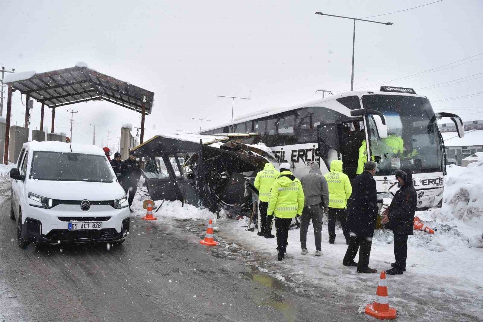 yolcu otobusunun polis noktasina carpma ani goruntuleri ortaya cikti 1 yIKcVMvM