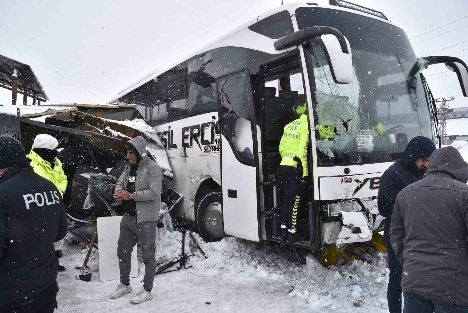 yolcu otobusunun polis noktasina carpma ani goruntuleri ortaya cikti 2 rnykbzYD